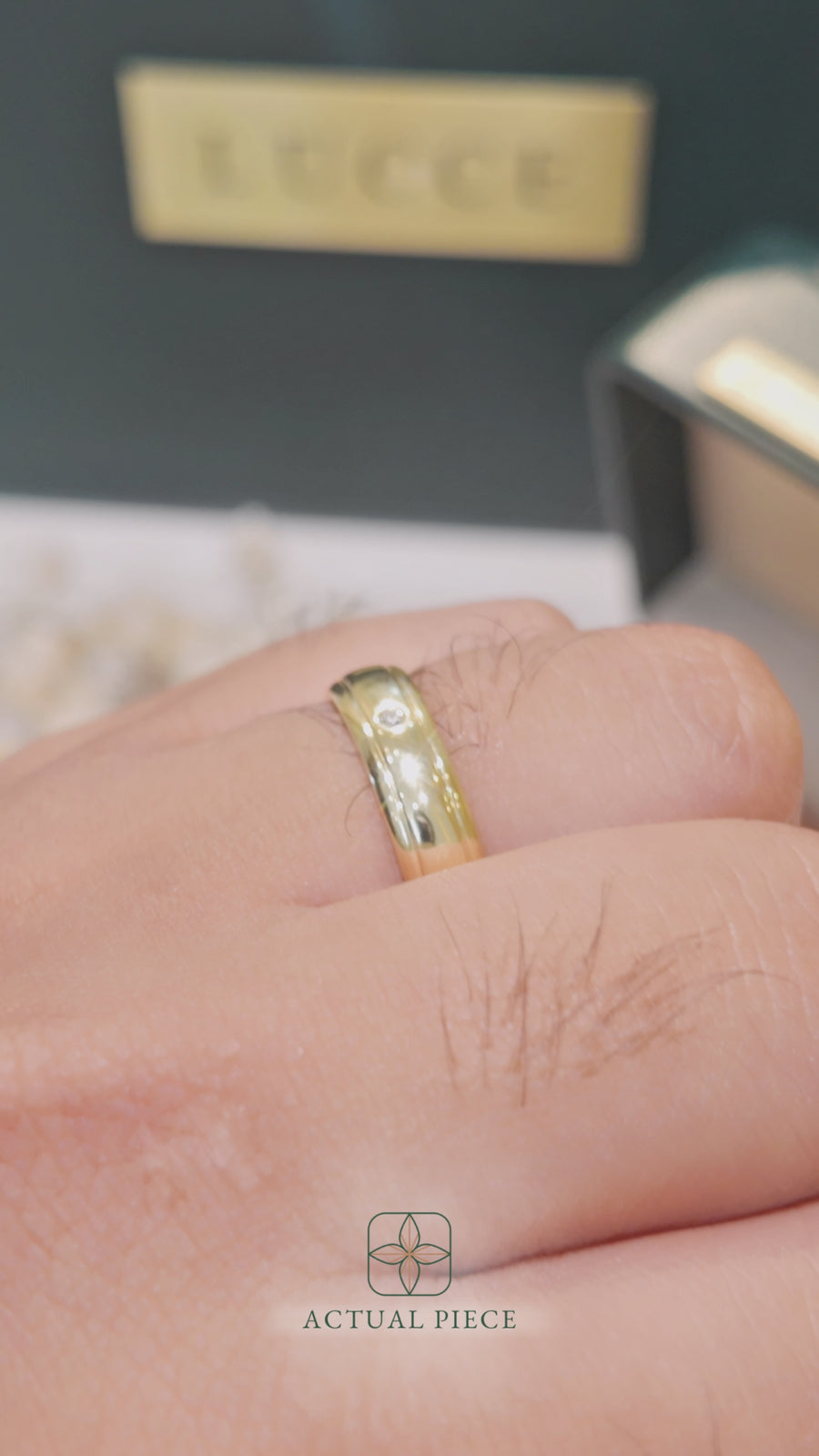 Load and play video in Gallery viewer, LUCCE ABBRACCIO™ Mi Polished 5mm 0.02ct Lab Diamond 14K Yellow Gold
