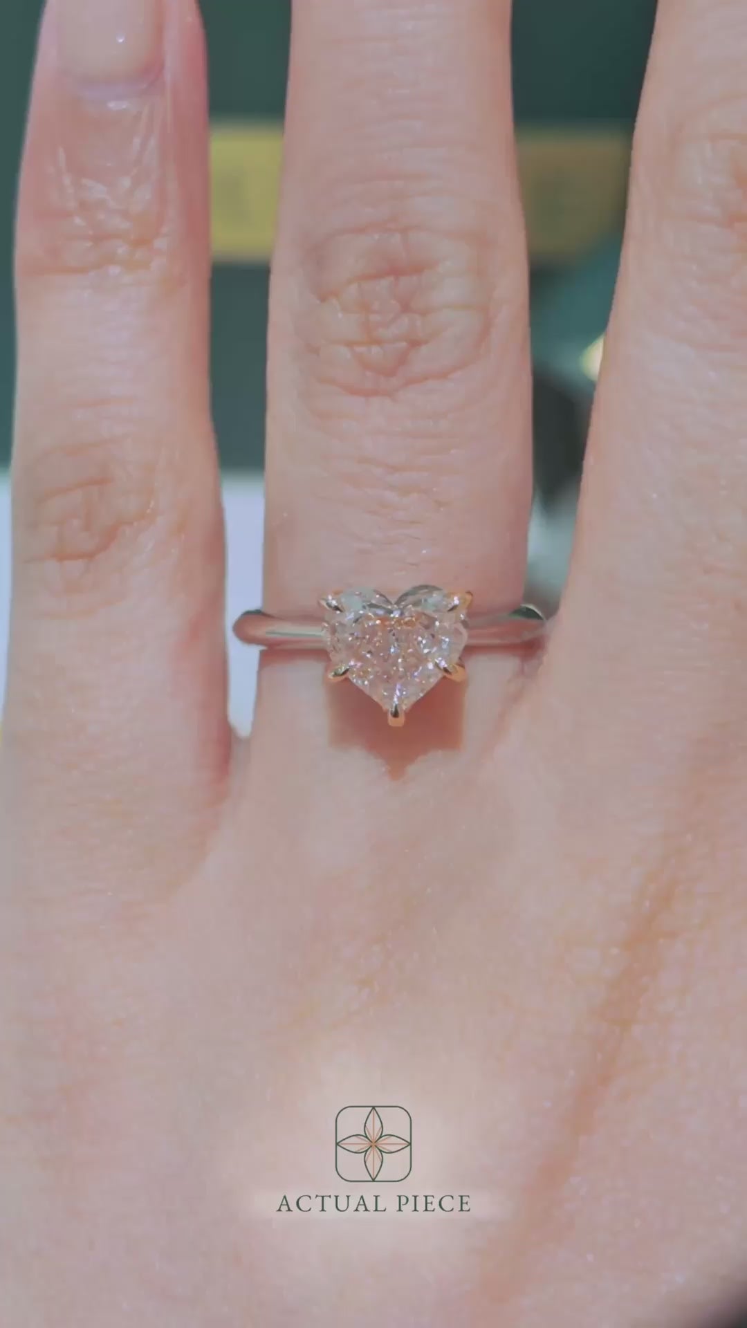 Load and play video in Gallery viewer, LUCCE ECUADORIAN™ Heart ROSÉ™ Pink Lab Diamond 2.01ct Fancy Intense Pink VS1 IGI Platinum and 18K Rose Gold Prongs
