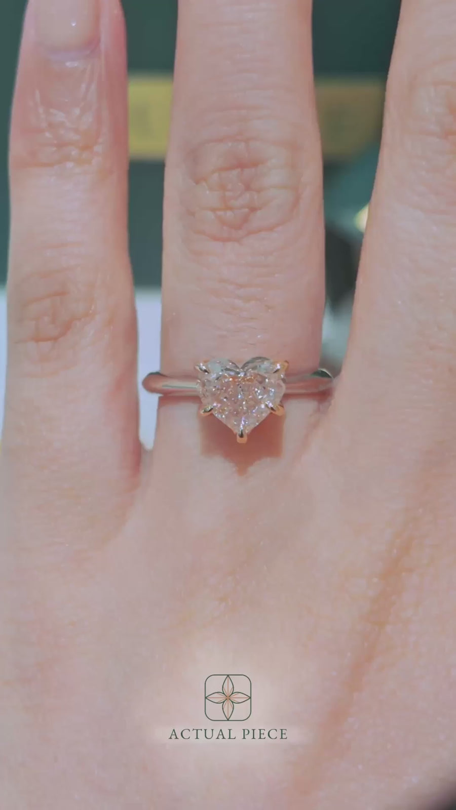 Load and play video in Gallery viewer, LUCCE ECUADORIAN™ Heart ROSÉ™ Pink Lab Diamond 2.01ct Fancy Intense Pink VS1 IGI Platinum and 18K Rose Gold Prongs

