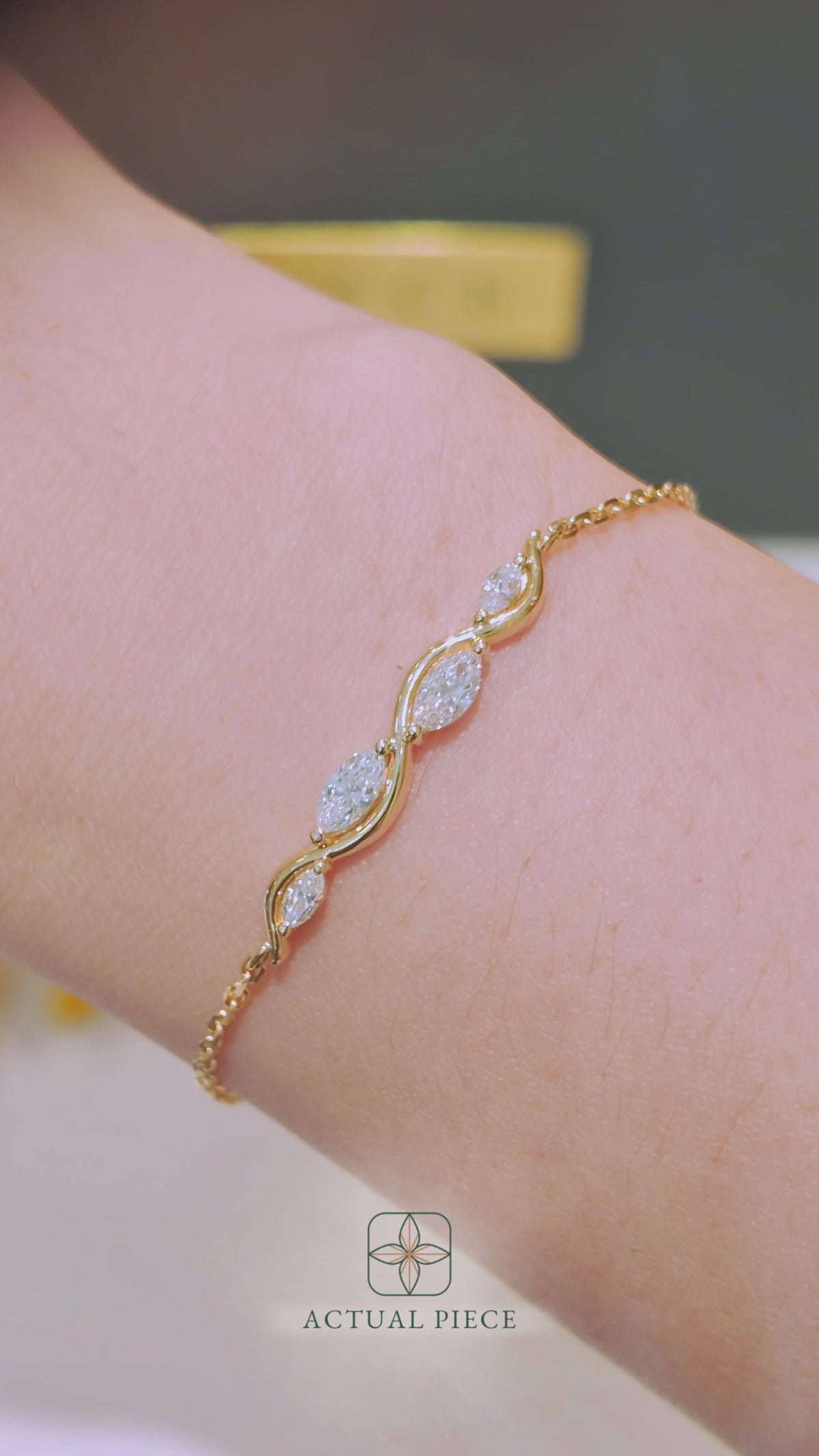 Load and play video in Gallery viewer, LUCCE CONSTANCE™ Infini Bracelet Diamond
