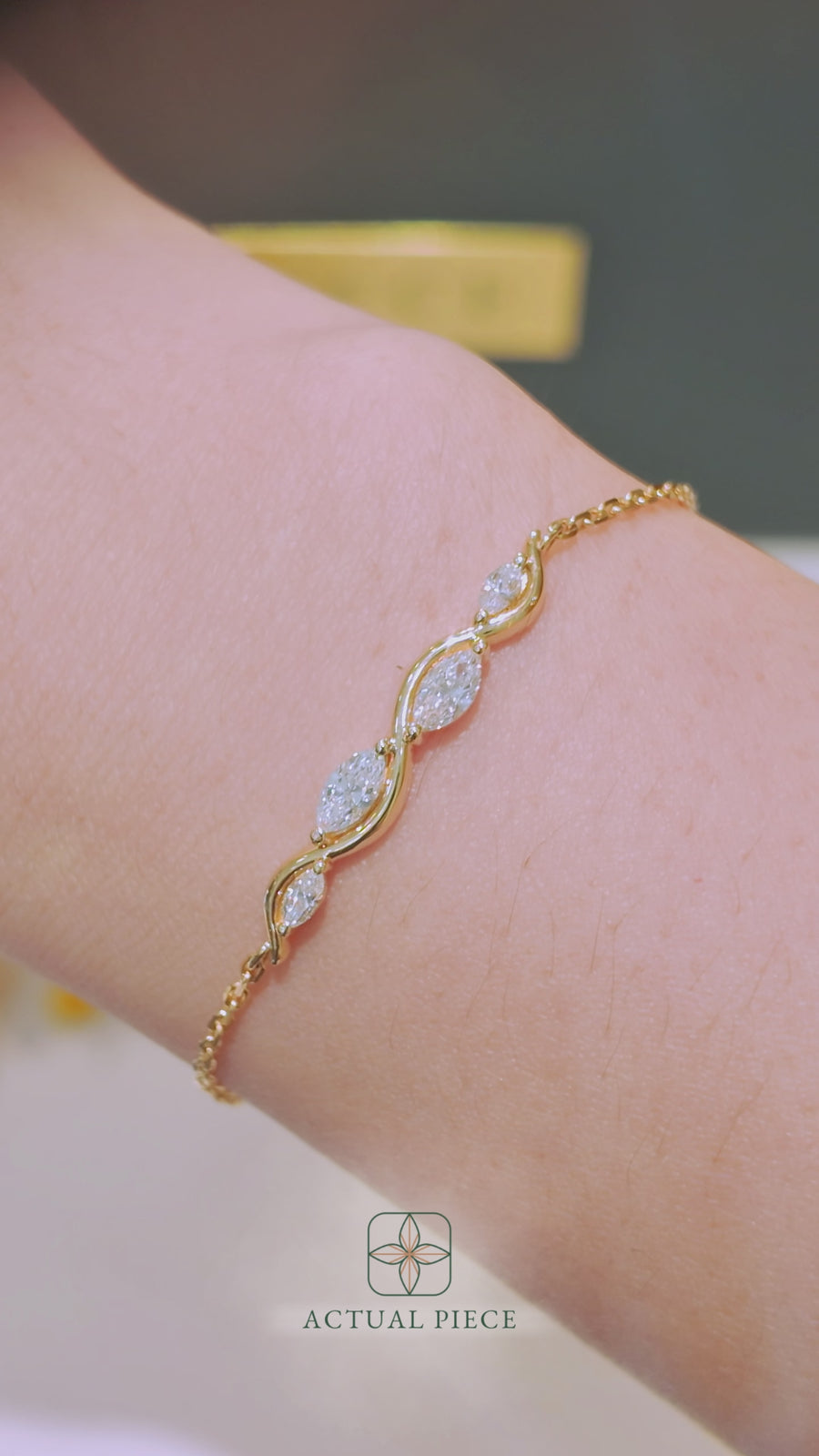 Load and play video in Gallery viewer, LUCCE CONSTANCE™ Infini Bracelet Diamond
