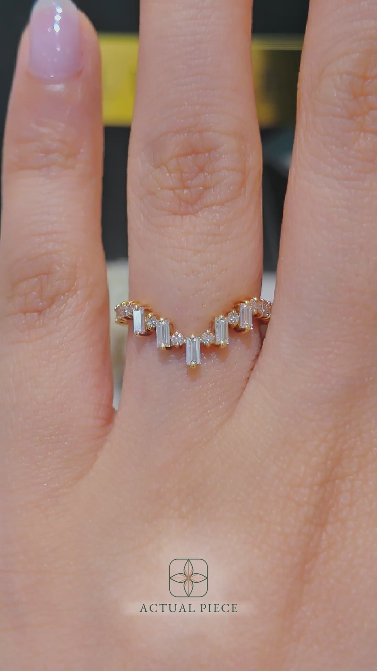 Load and play video in Gallery viewer, LUCCE GALERIE™ Band 0.81ctw Lab Diamond 18K Yellow Gold
