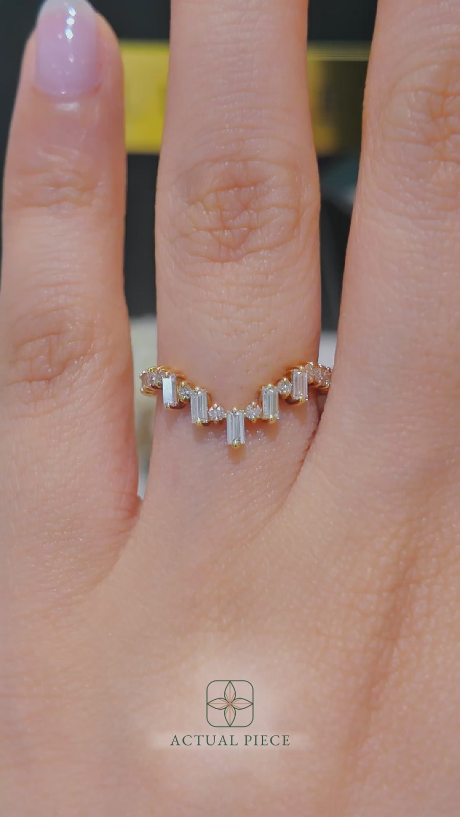 Load and play video in Gallery viewer, LUCCE GALERIE™ Band 0.81ctw Lab Diamond 18K Yellow Gold
