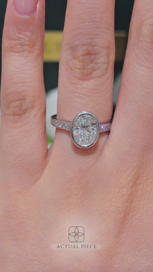 LUCCE CARLA™ Pavé Oval Diamond