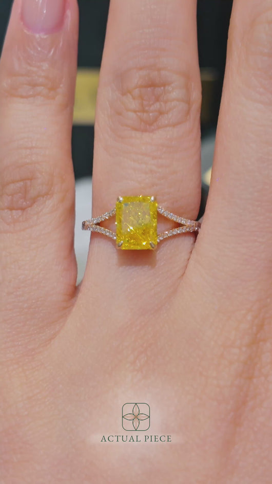 LUCCE LARA™ Radiant Sunburst™ Lab Diamond 1.46ct Fancy Vivid Yellow VVS2 IGI 18K Yellow Gold