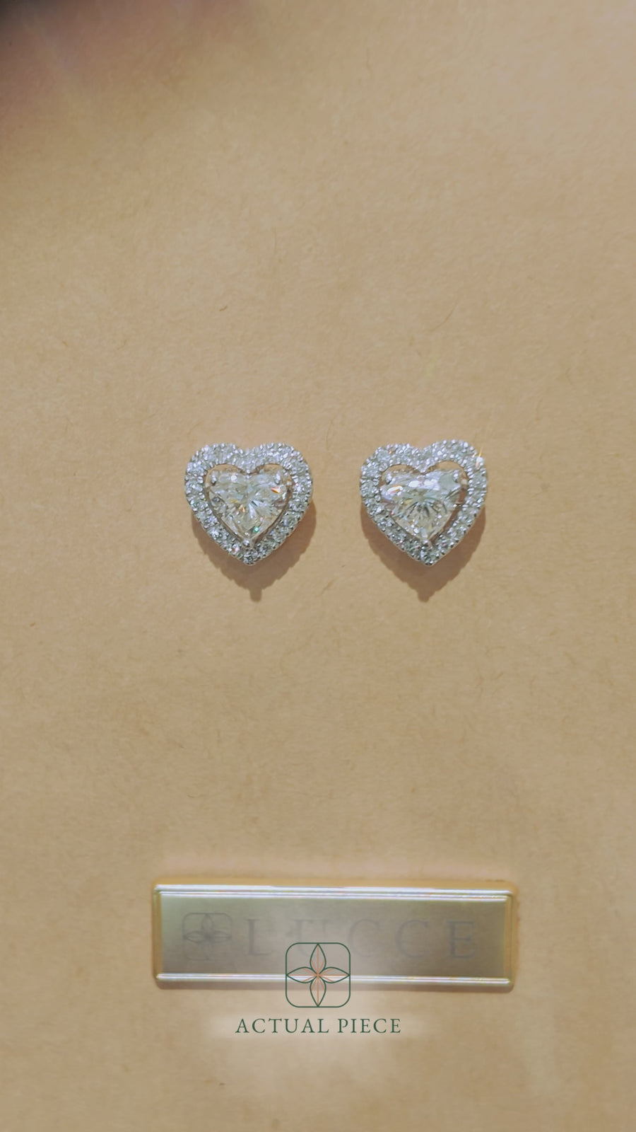 Load and play video in Gallery viewer, LUCCE MONTEVALLE™ Heart Earrings Natural Diamond 1.30ctw (1.00ctw F VS2 GIA Center Stones) Platinum

