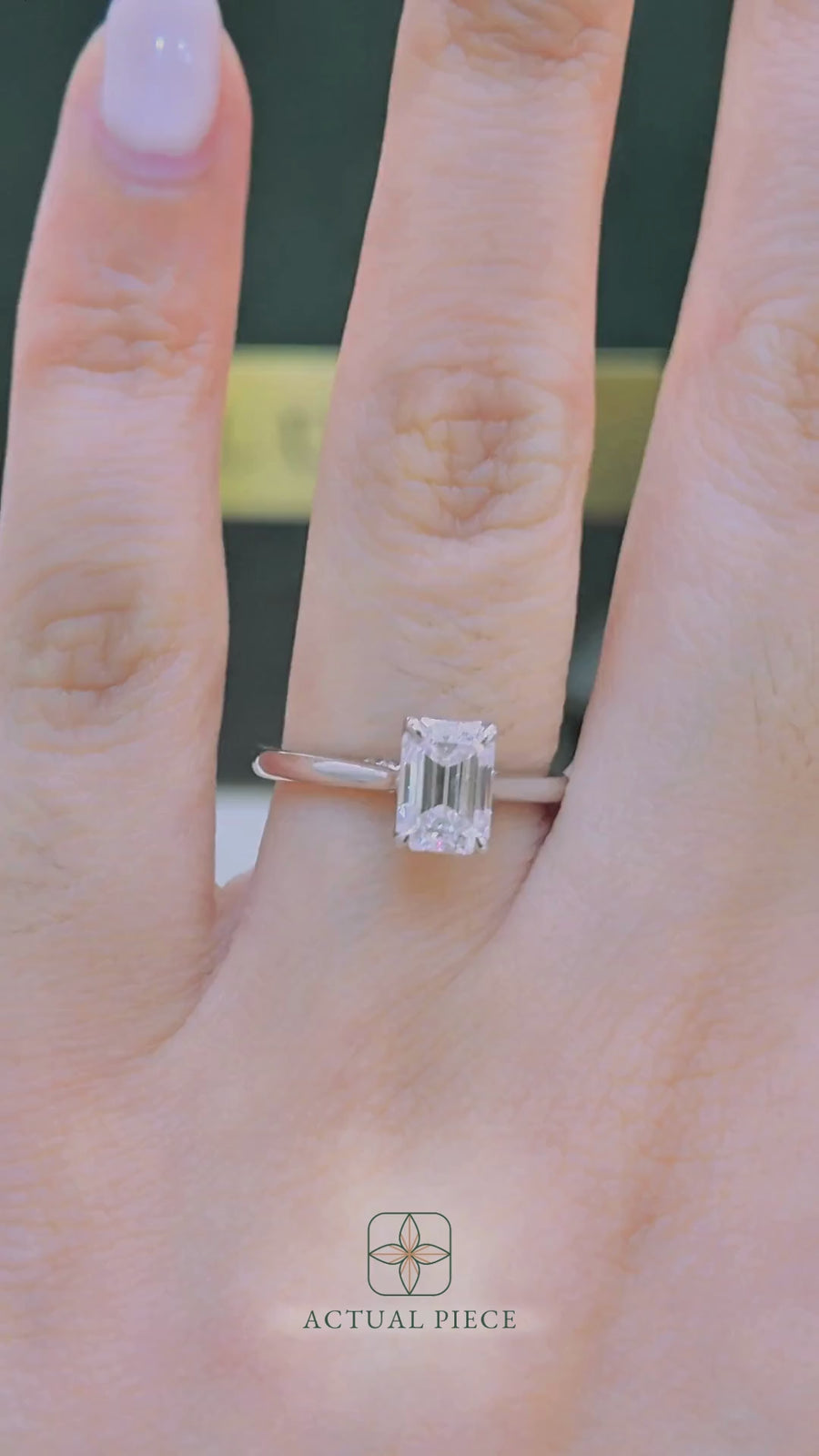 Load and play video in Gallery viewer, LUCCE AZALEA™ Emerald CELESTE™ Moissanite 1.00ct 14K White Gold
