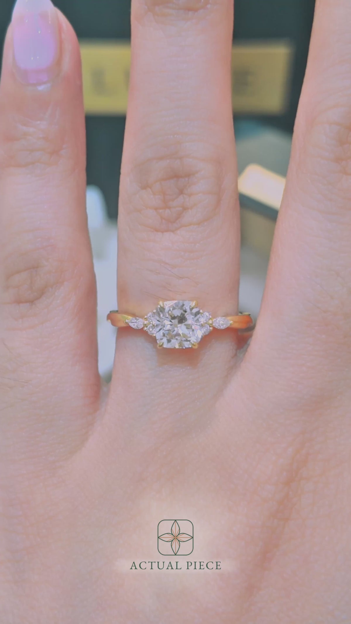 Load and play video in Gallery viewer, LUCCE ALESSA™ Cushion Diamond
