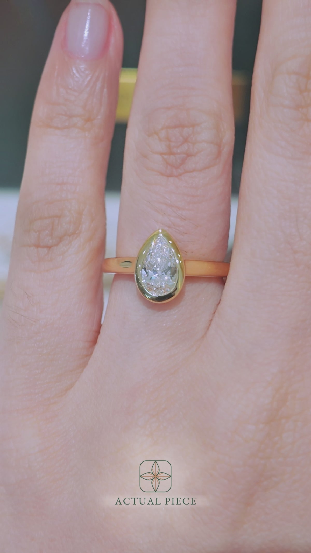 Load and play video in Gallery viewer, LUCCE CARLISLE™ Pear Lab Diamond 0.83ct D VVS2 IGI 14K Yellow Gold
