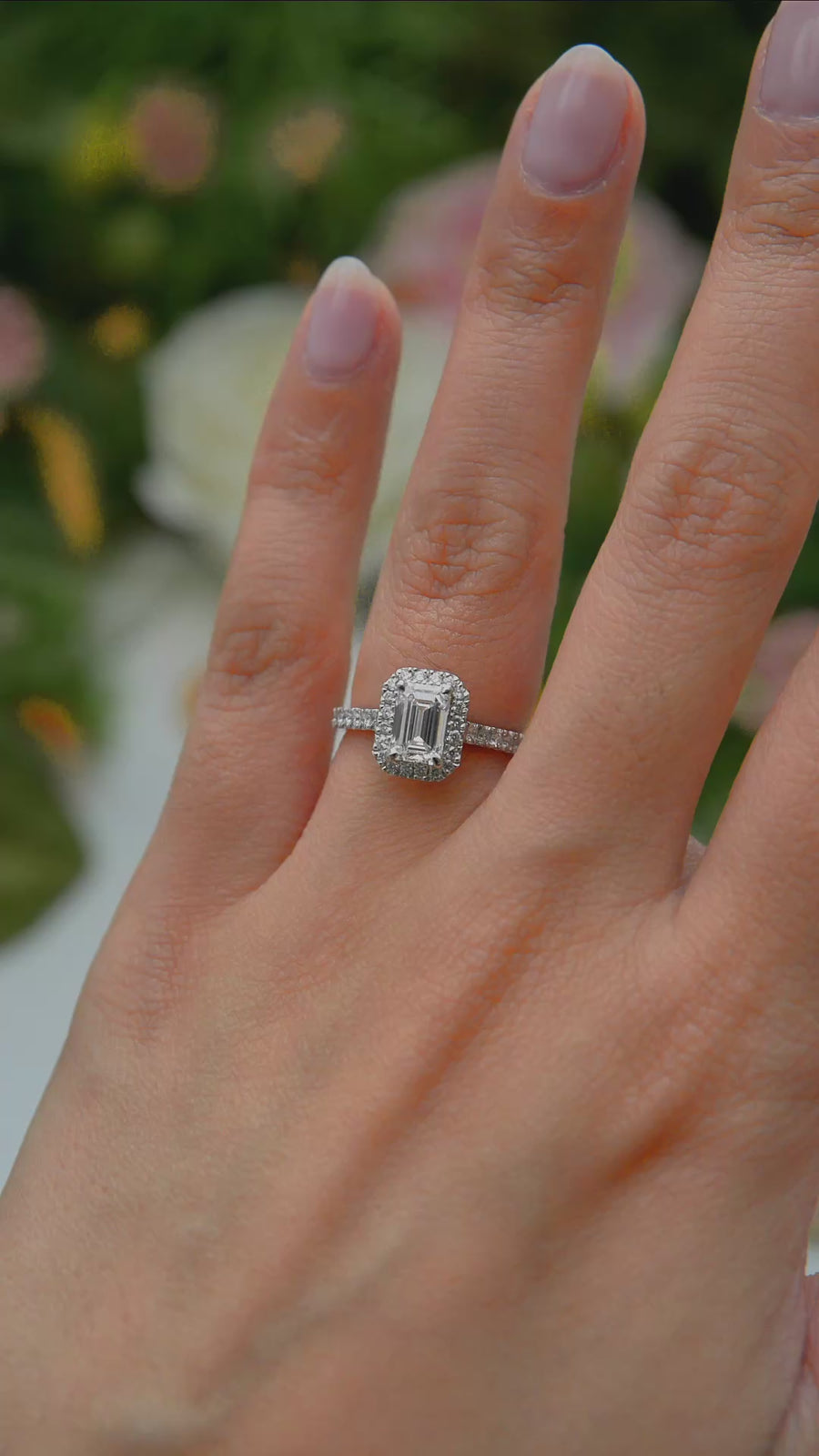 Load and play video in Gallery viewer, LUCCE MONTEVALLE™ Emerald Natural Diamond 1.00ct H VS1 GIA Platinum
