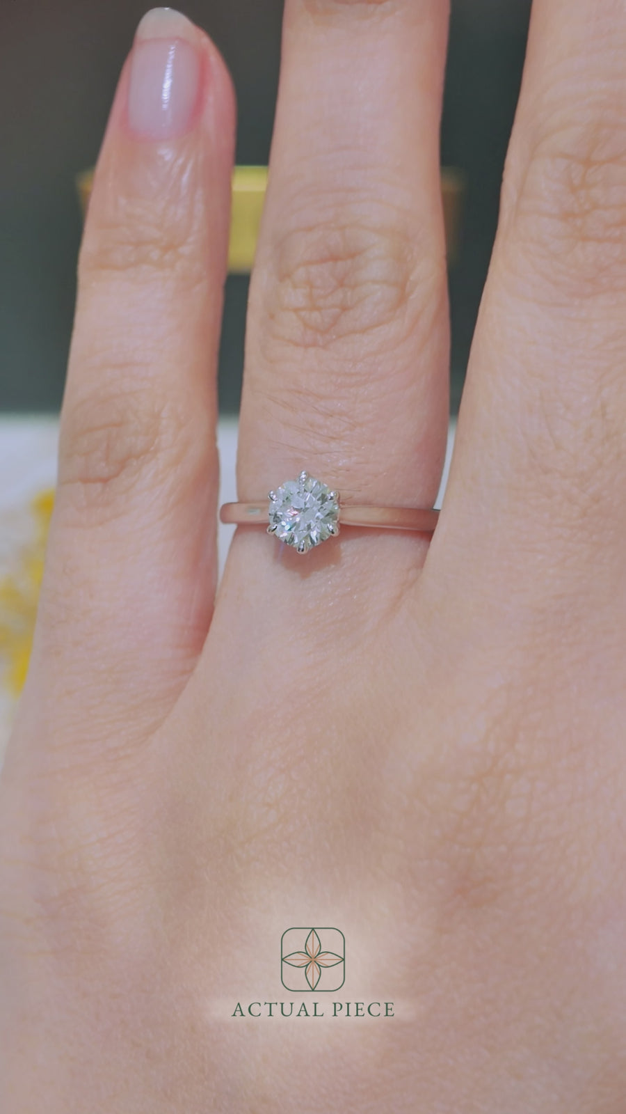 Load and play video in Gallery viewer, LUCCE AZALEA™ Round Natural Diamond 0.50ct H VS2 Ex GIA Platinum
