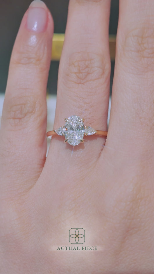LUCCE SOPHIA™ Oval Lab Diamond 1.01ct D VVS2 IGI 14K Yellow Gold