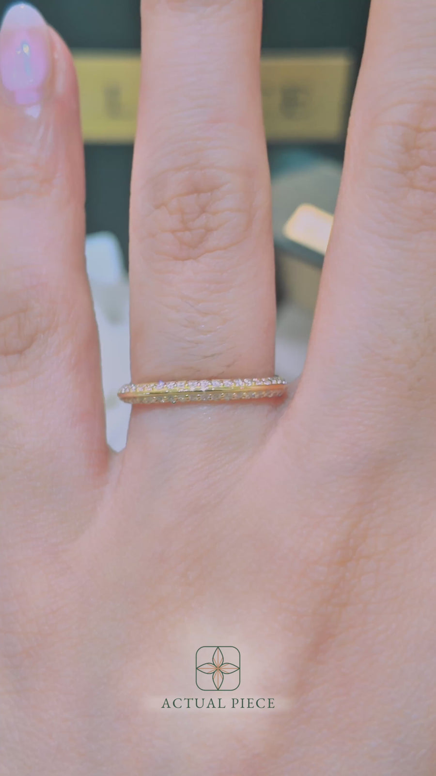 Load and play video in Gallery viewer, LUCCE ECUADORIAN™ Pavé Band Diamond
