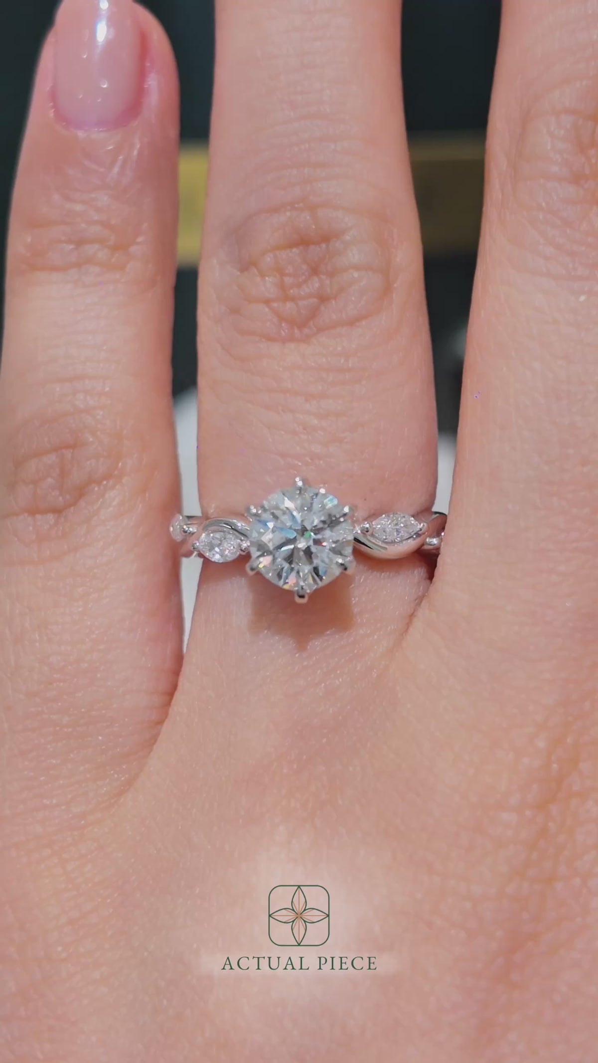 Load and play video in Gallery viewer, LUCCE CONSTANCE™ Petal Round 1.03ct Lab Diamond D VS1 Id IGI 14K White Gold
