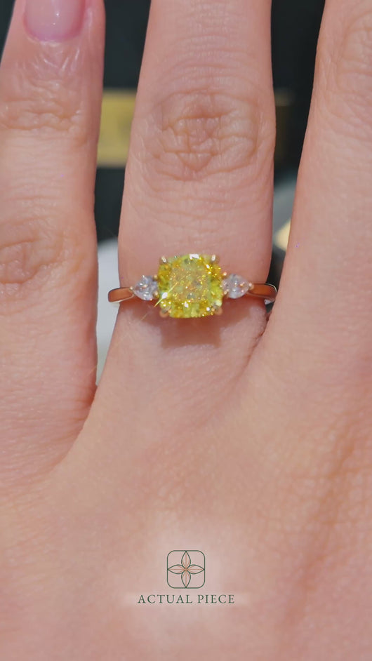 LUCCE SOPHIA™ Cushion SUNBURST™ Lab Diamond 1.41ct FVY VS1 Ex IGI 18K Yellow Gold