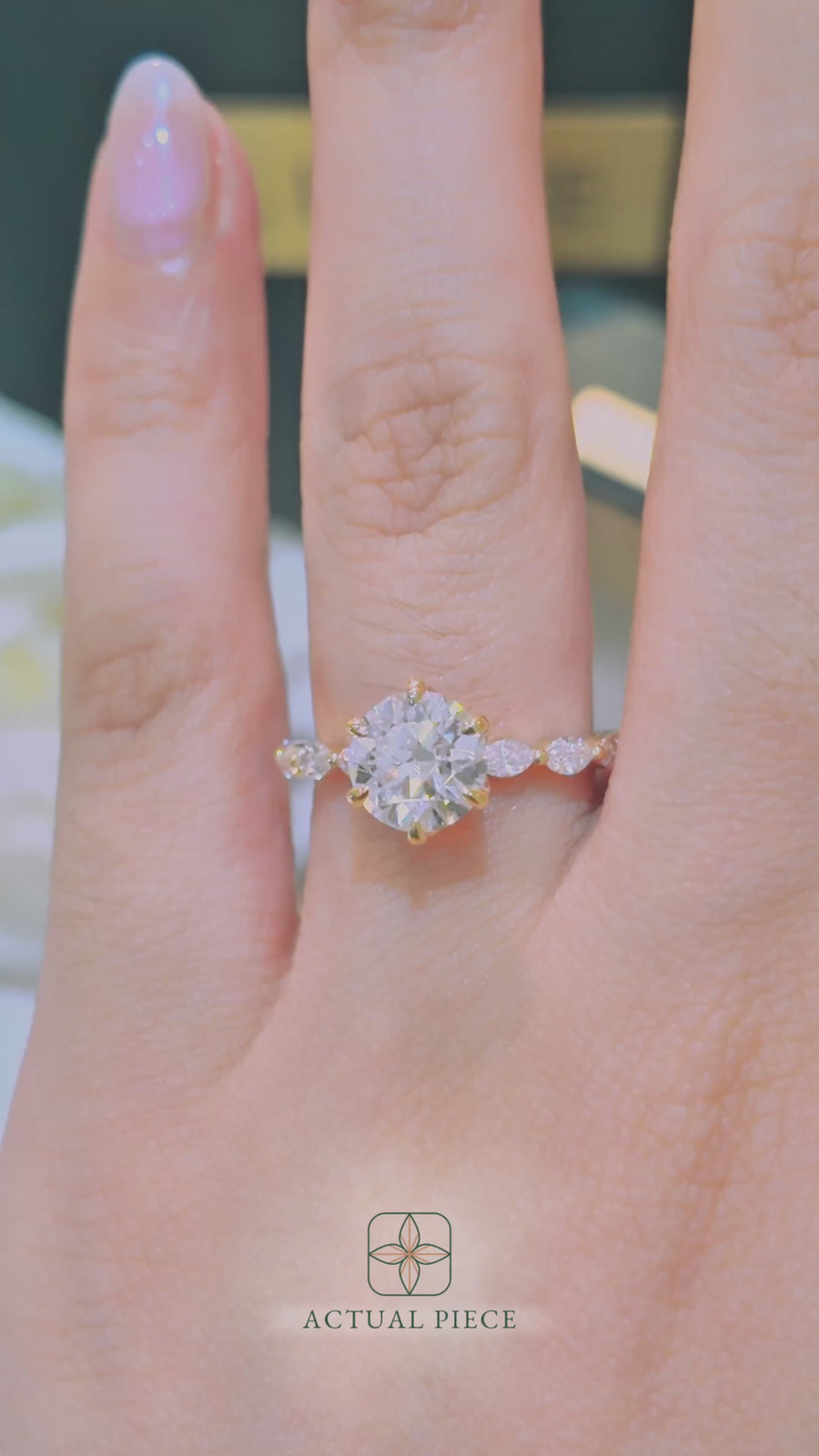 Load and play video in Gallery viewer, LUCCE MARCHESA™ Round Celeste Moissanite 1.06ct 14K Yellow Gold

