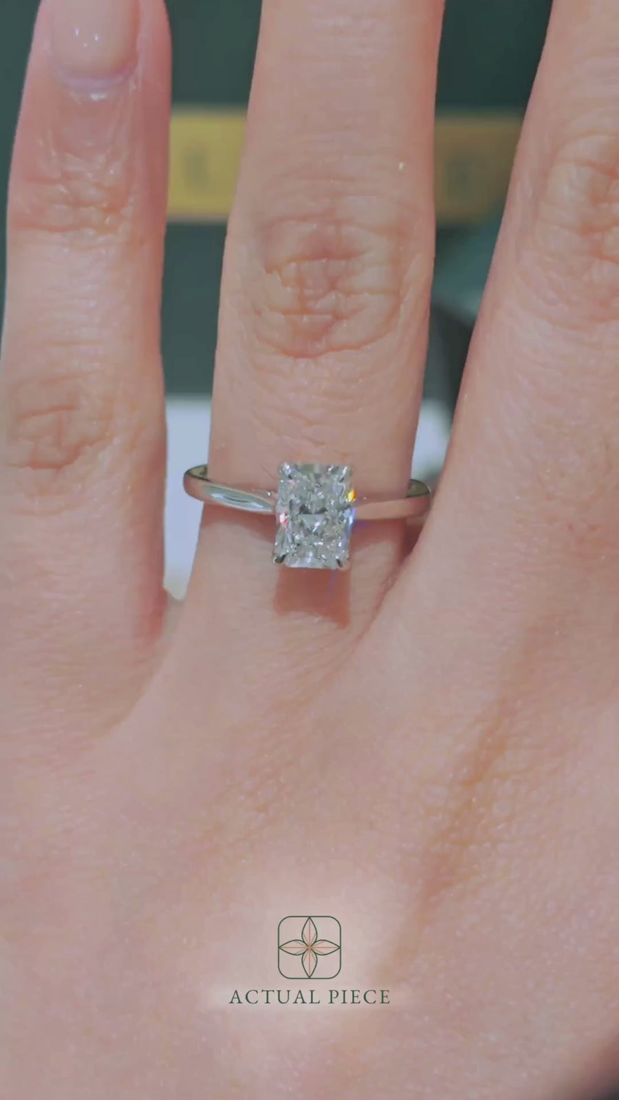 Load and play video in Gallery viewer, LUCCE AZALEA™ Radiant Lab Diamond 1.28ct E VVS2 Platinum
