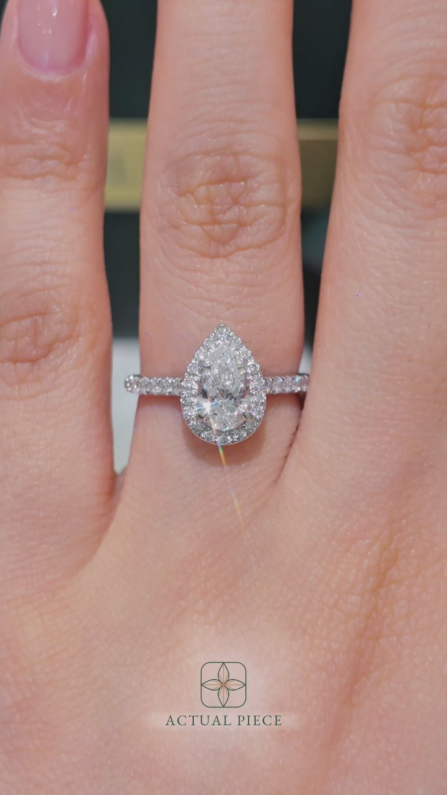 Load and play video in Gallery viewer, LUCCE MONTEVALLE™ Pear Lab Diamond 0.77ct D VVS2 IGI 14K White Gold
