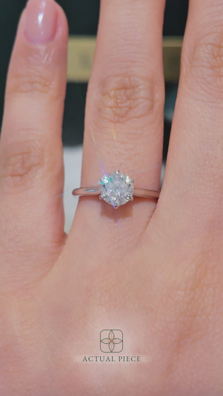 Load and play video in Gallery viewer, LUCCE AZALEA™ Round Lab Diamond 1.02ct D VS1 Id IGI 18K White Gold
