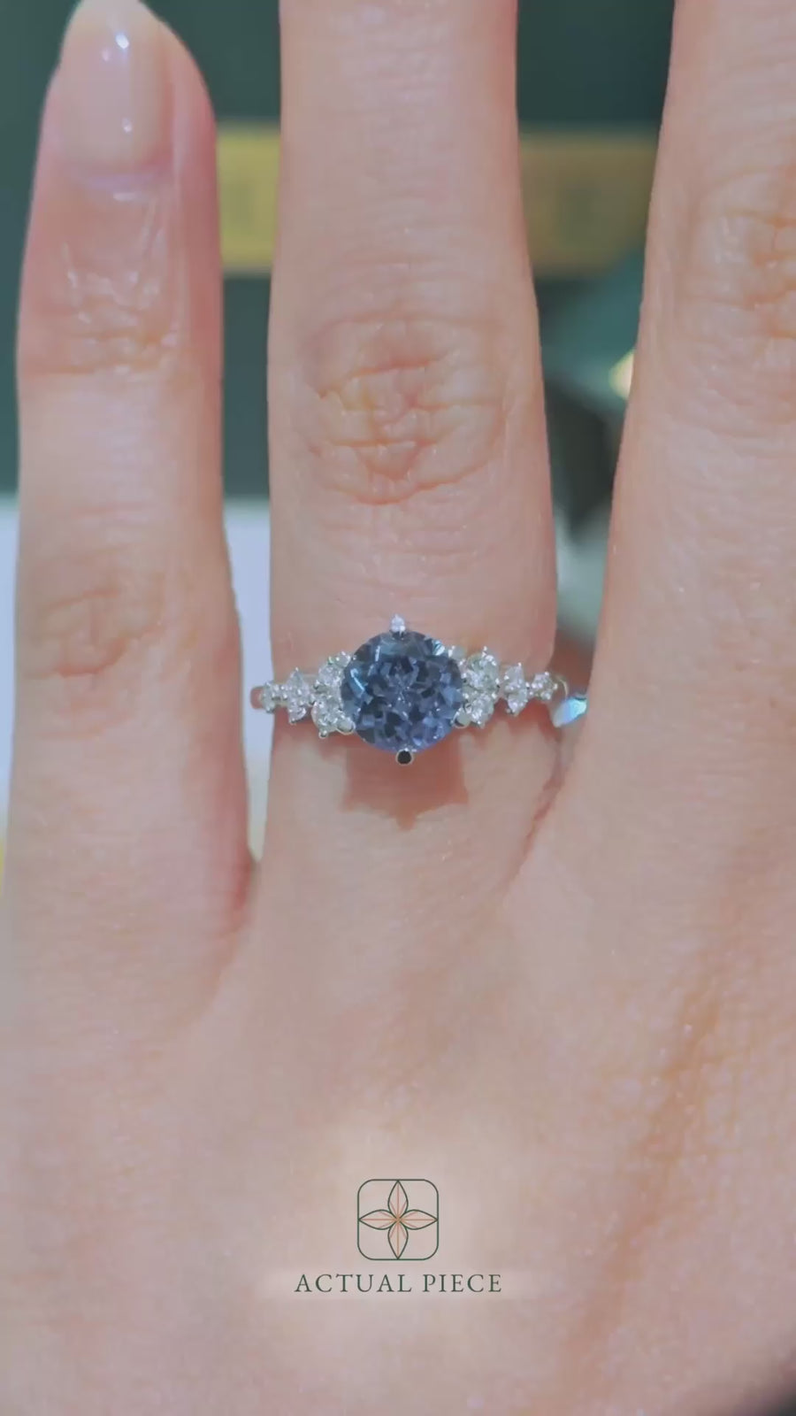 Load and play video in Gallery viewer, LUCCE ELLIA™ Round AURORA™ Blue Sapphire 1.00ct 14K White Gold

