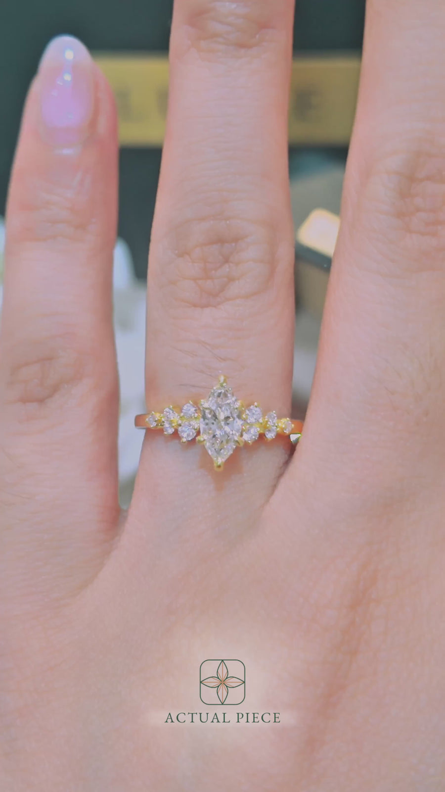 Load and play video in Gallery viewer, LUCCE ELLIA™ Marquise Natural Diamond 0.50ct I VS1 GIA 18K Yellow Gold
