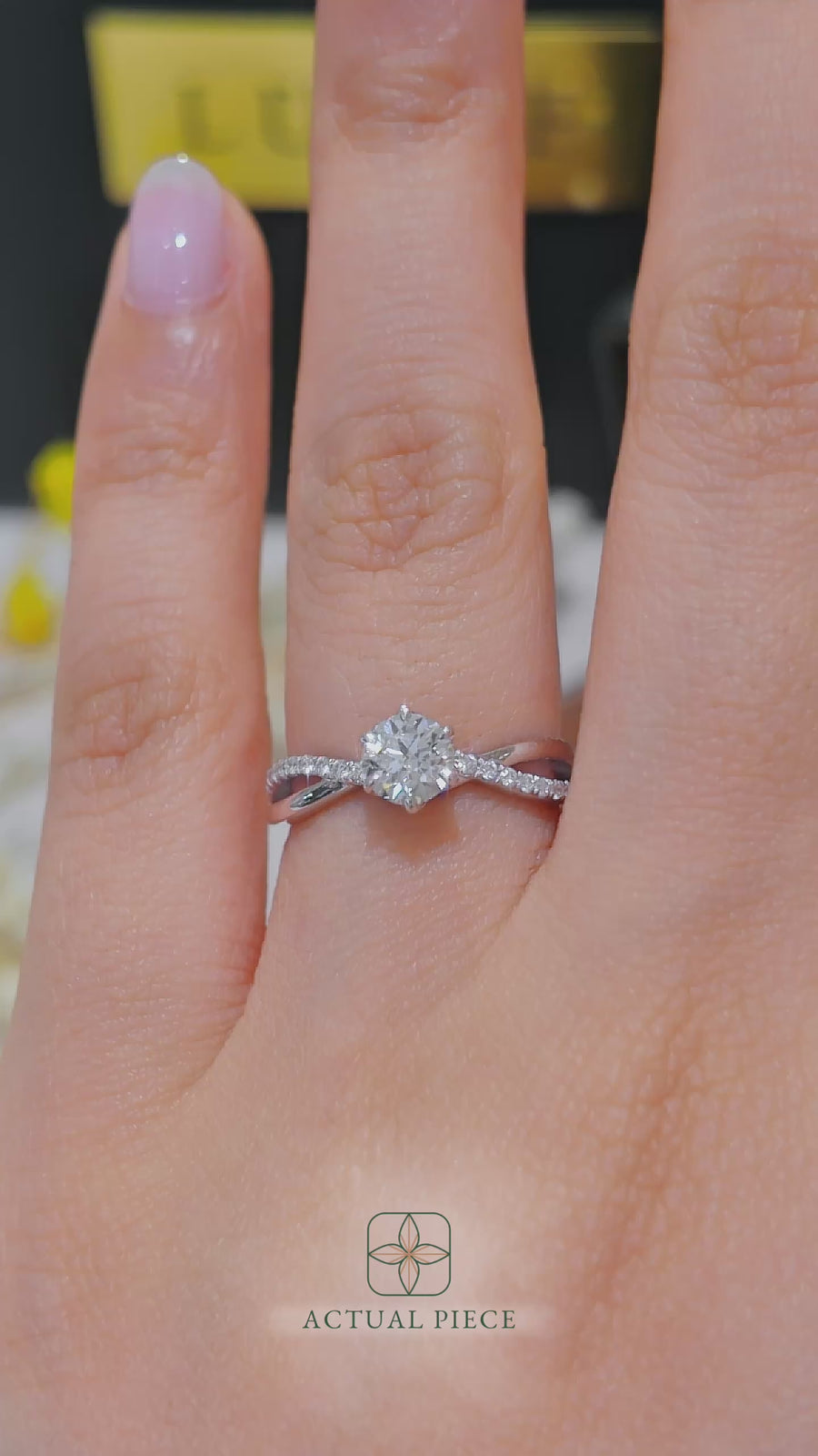 Load and play video in Gallery viewer, LUCCE FIORE™ Sei Round Natural Diamond 0.50ct F VS2 Ex 18K White Gold
