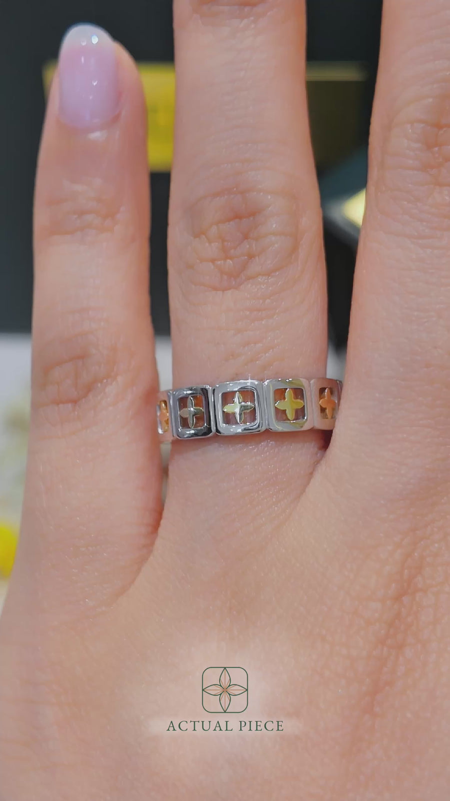 Load and play video in Gallery viewer, LUCCE CONSTANCE™ Elle Unfrosted 18K Yellow Gold and Platinum
