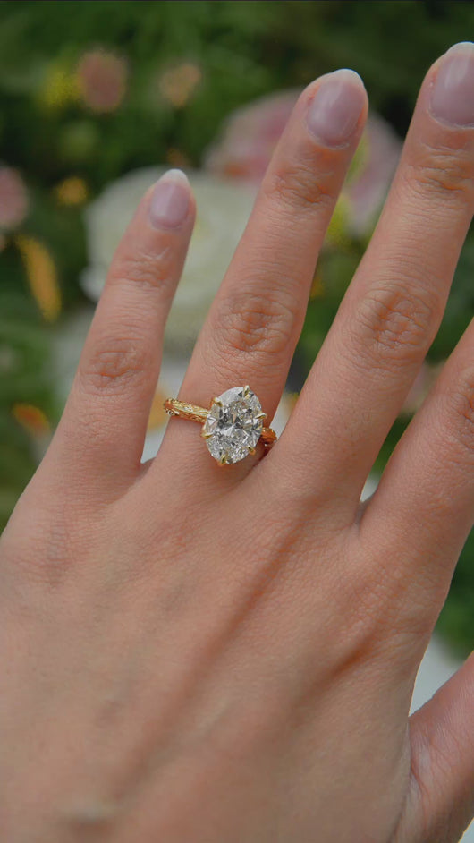 LUCCE ECUADORIAN™ Fili Oval Lab Diamond 4.08ct D VS1 IGI 18K Yellow Gold