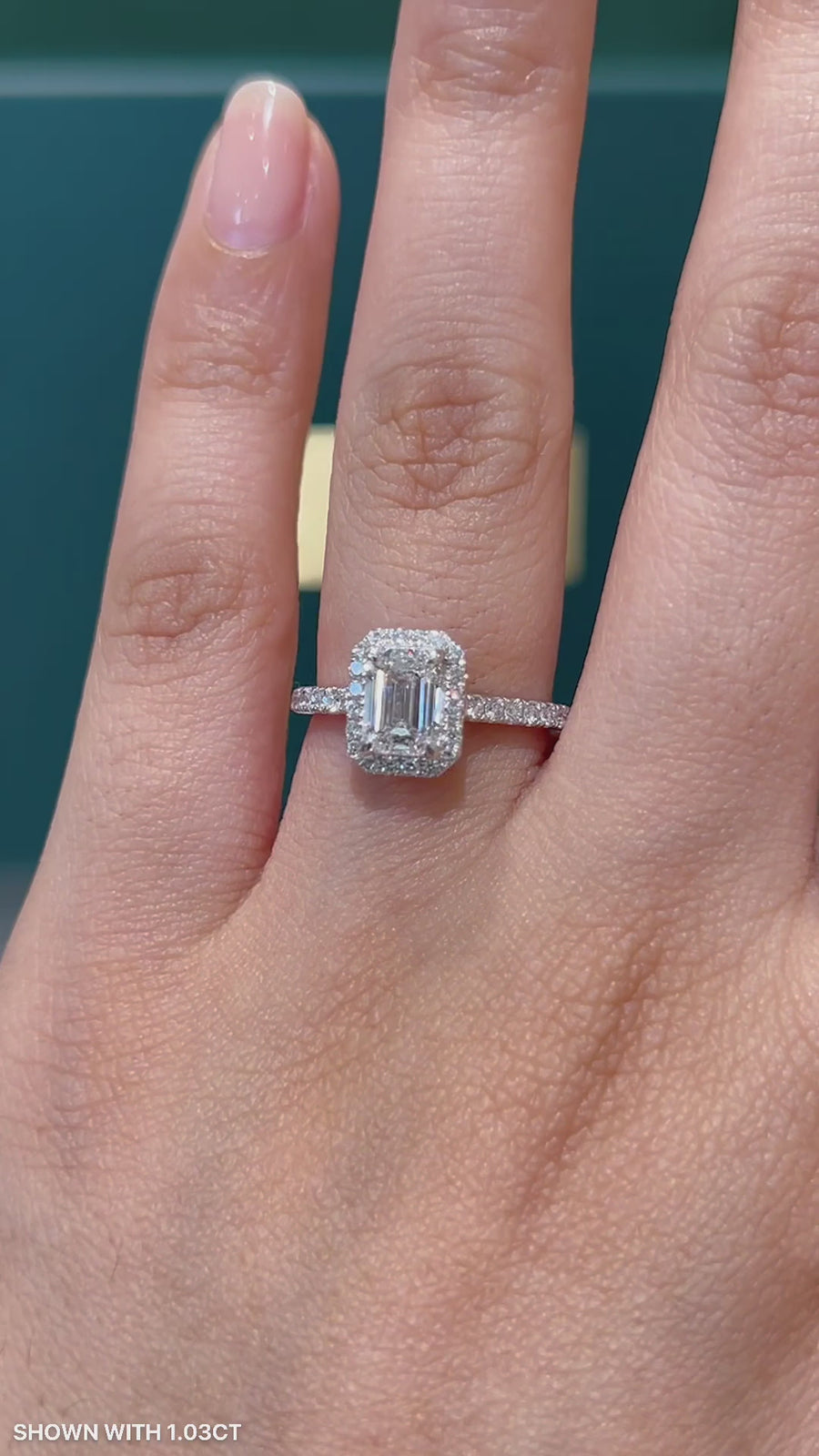 Load and play video in Gallery viewer, LUCCE MONTEVALLE™ Emerald Lab Diamond 1.07ct D VVS2 IGI 14K White Gold
