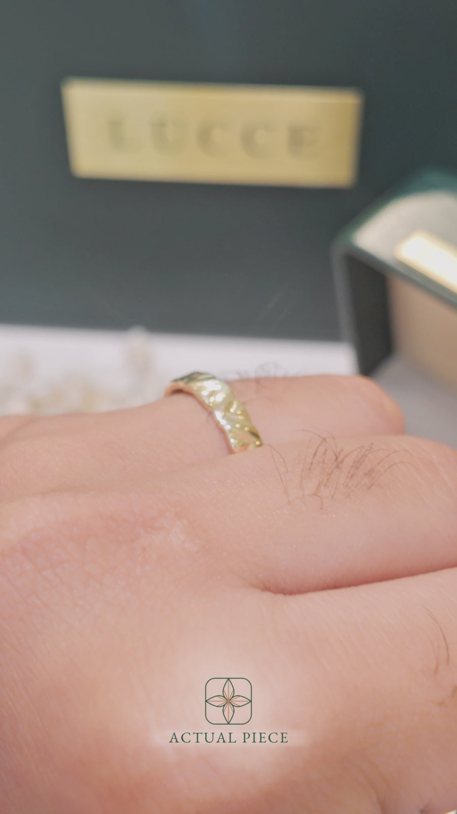 Load and play video in Gallery viewer, LUCCE Carved Marquise Texture with Polished Finish Unisex Wedding Ring in Gold or Platinum
