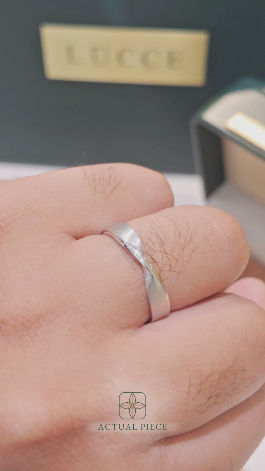 Load and play video in Gallery viewer, LUCCE ESSO™ Brushed 4mm 14K White Gold
