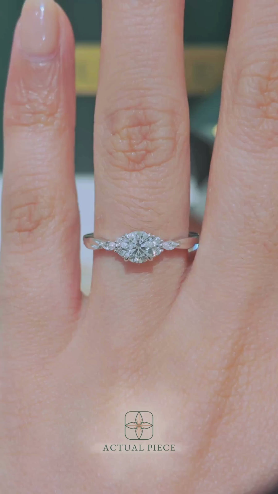 Load and play video in Gallery viewer, LUCCE ALESSA™ Round Lab Diamond 0.51ct D VVS2 Id IGI 14K White Gold
