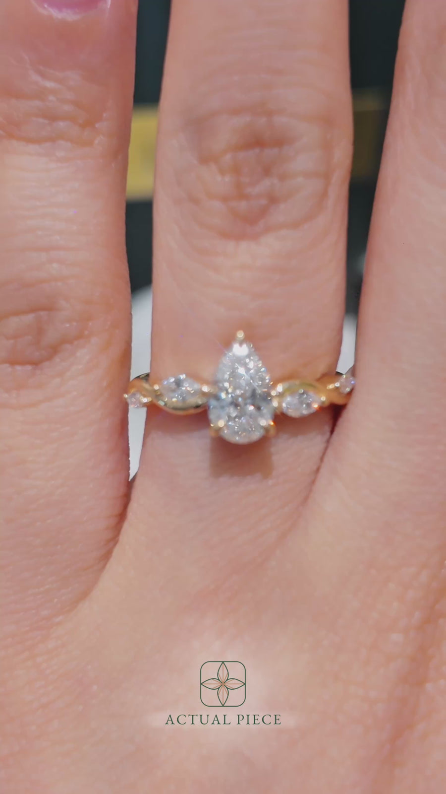 Load and play video in Gallery viewer, LUCCE CONSTANCE™ Viello Pear Lab Diamond 0.74ct D VVS2 IGI 14K Yellow Gold
