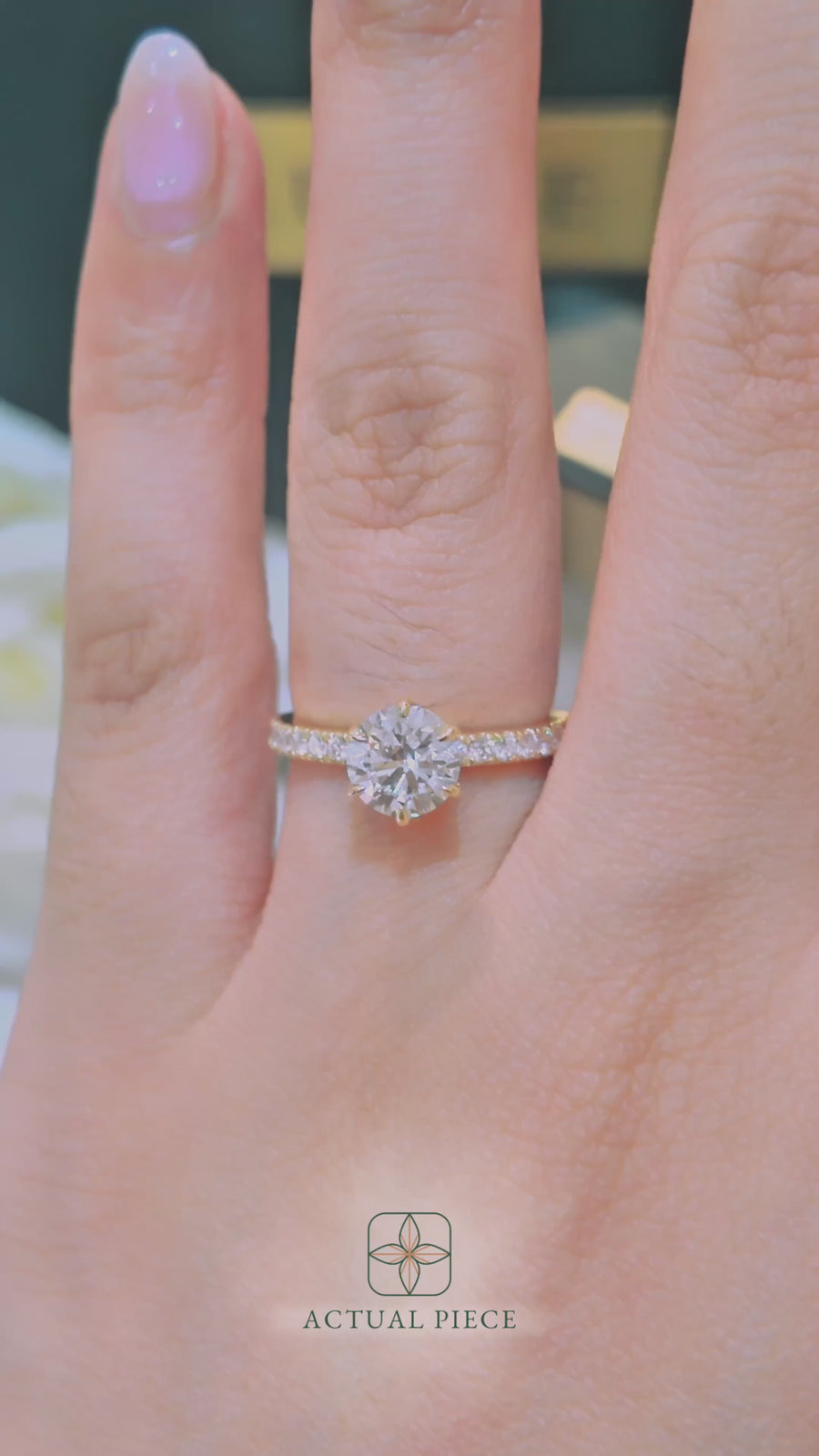 Load and play video in Gallery viewer, LUCCE LUCIA™ Pavé 6-Prong Round 1.02ct Lab Diamond D VVS2 Id IGI 14K Yellow Gold
