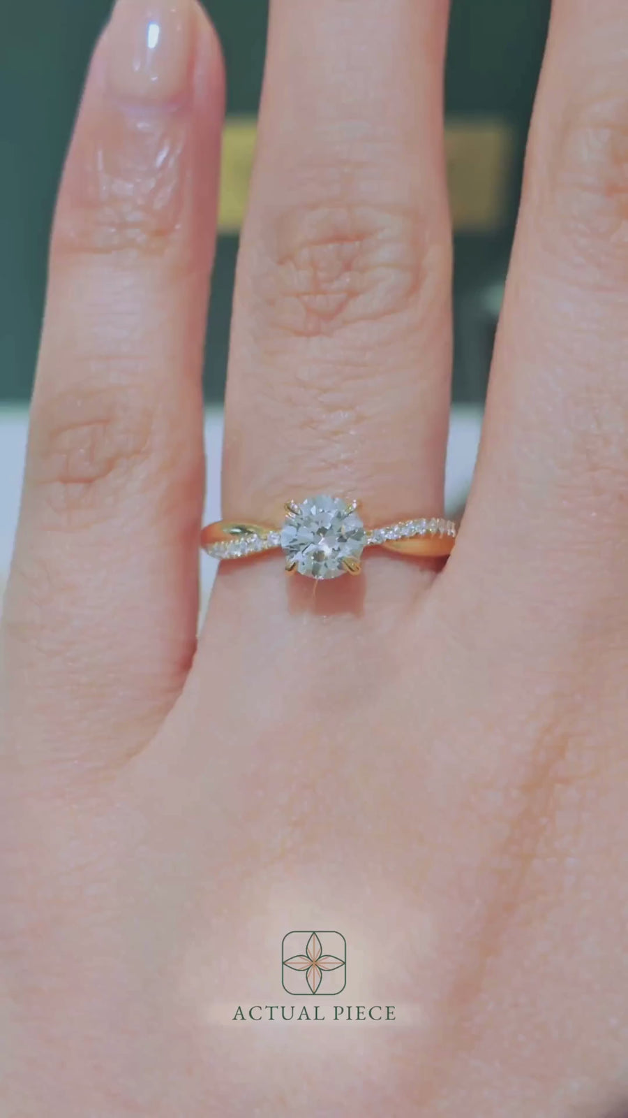 Load and play video in Gallery viewer, LUCCE FIORE™ Round Natural Diamond 0.70ct I VS2 Ex GIA 18K Yellow Gold
